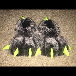 2t slippers never worn